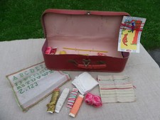 BOÎTE DE COUTURE VINTAGE POUR ENFANT CONTENANT UN PETIT ABÉCÉDAIRE