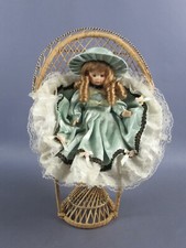 Poupée Porcelaine Sur Fauteuil Osier Artisanat Italien Vintage Fin Xx Seconde