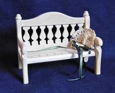 DÉCOR POUPÉE ANCIENNE - BANC DE JARDIN BOIS PEINT + CHAPEAU NÉGLIGEMMENT POSÉ 