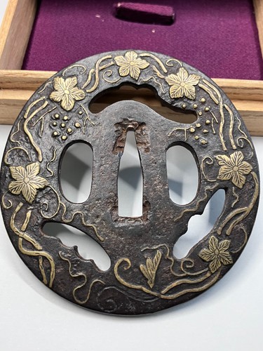 Ancienne fleur japonaise - , tsuba