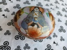 Satsuma boîte porcelaine forme ovoïde 5 personnages