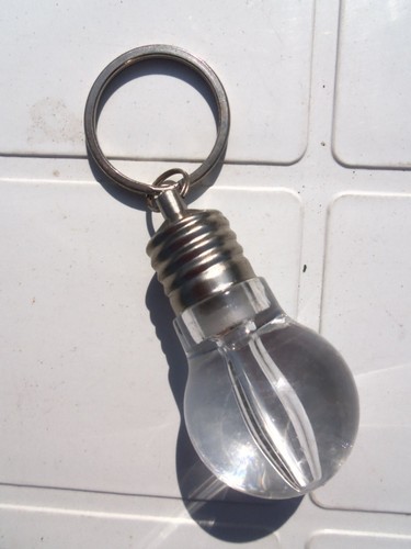 Porte clef ampoule - porte,