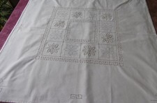 Nappe vintage avec broderies