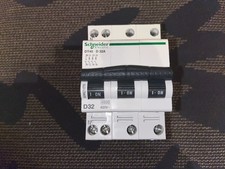 DISJONCTEUR TETRAPOLAIRE 32A