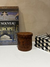 Boîte ronde en cuir repoussé