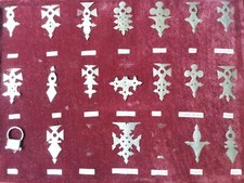  19 CROIX TOUAREG EN METAL DANS UN ENCADREMENT A RESTAURER