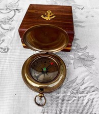 Ancienne boussole en laiton