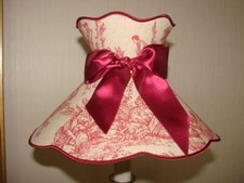 Abat-jour a collerette, toile de Jouy  sur lin. motifs rouges 30cm