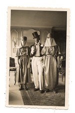 Homme déguisé chapeau haut