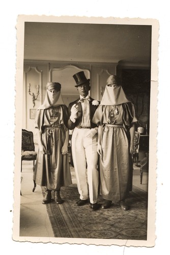 Homme déguisé chapeau haut