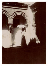 Espagne, Ronda Femme visitant un cloître, Tirage vintage, ca.1890 Espagne, Ronda