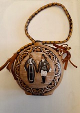Gourde en terre cuite, lanière en cuir