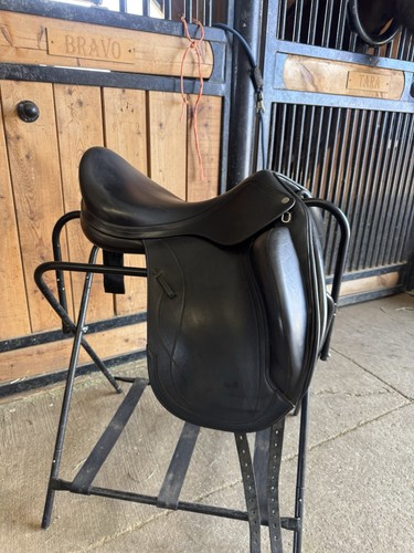 Equipe dressage saddle - 18”,
