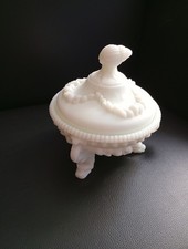 ANCIENNE BONBONNIERE SUCRIER EN OPALINE BLANCHE DECOR DE COQUILLAGES ETAT OK 