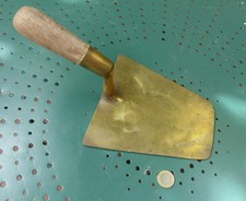 Une grande truelle en laiton