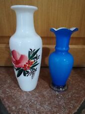 Lot de 2 vases un blanc fleuri 25 cm  et l'autre bleu turquoise 20 cm vintage