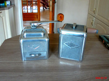 ANCIEN ET SUPERBE  MOULIN A CAFE MOULUX AVEC SA   RARE BOITE A EPICES