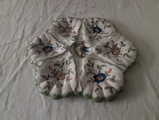 Assiette à coquillages en faïence de Moustiers - tour vert