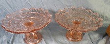 2  jolies coupe à fruits  sur pied en verre moulé rose ,marquées SV sous la base