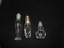3 petites bouteilles de parfum , en verre,  vides , modèles différents