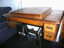 ANCIENNE MACHINE A COUDRE STOEWER DANS SON MEUBLE