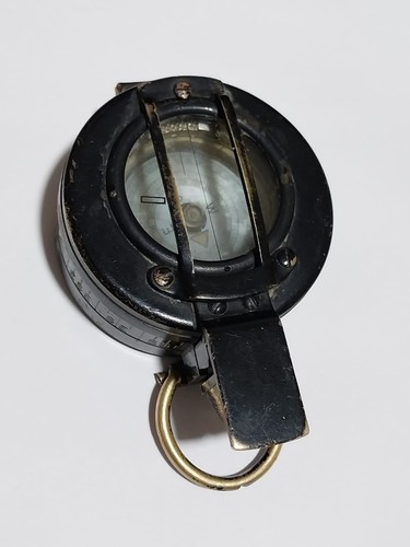 Ancienne boussole prismatique