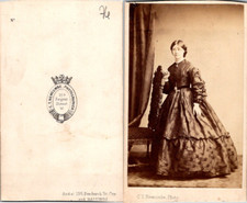 Newcombe, London, Jeune femme