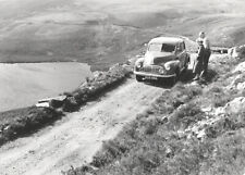 L296 Morris Oxford. Angleterre 1950. Couple. Photo argentique