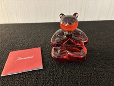 Ours ' bouddhours ' assis teinté rouge en cristal de Baccarat
