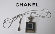 CHANEL COLLIER PENDENTIF N°19 POUDRE