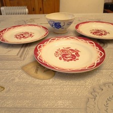 3 assiettes plates + un bol
