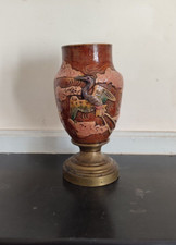 Ancien pied de lampe à pétrole décor d'oiseaux pied en métal