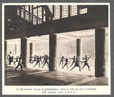 1935 - LA BOURBOULE . LECON DE GYMNASTIQUE SOUS LE HALL DU PARC D ENFANTS 4B252