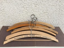 8 anciens cintres en bois /