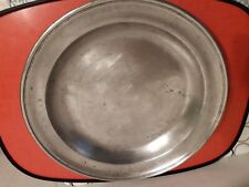 bel ancien plat creux en étain avec monogramme ou armoiries