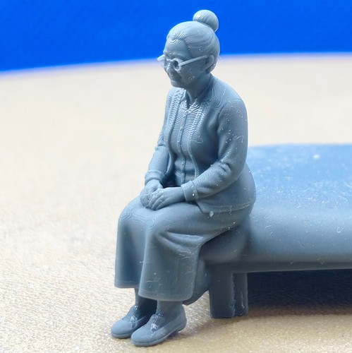 Diorama mamie à lunettes - à,