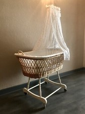 Authentique berceau pour  bébé. Voilage avec dentelle et matelas. Année 1960.