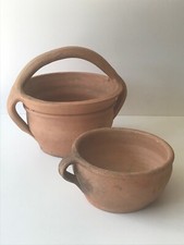 2 chaufferettes dites "chauffe-pieds" en terre