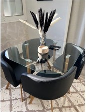 table a manger en verre avec 4