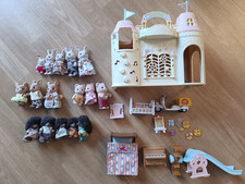 Lot Sylvanian Families complet – château, mobilier et 4 familles