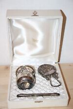 Coffret pour bébé en métal argenté , brosse , peigne et soupoudreuse à talc à