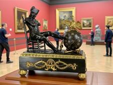 PENDULE  EN BRONZE DU  XIXe REPRÉSENTANT NAPOLÉON  " LA VEILLE DE WAGRAM "