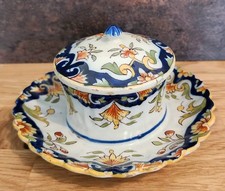 Pot couvert sur assiette en