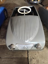 voiture à pédales ancienne