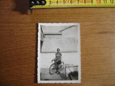 PHOTO argentique Homme en velo