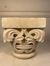 Beau chapiteau en marbre et mosaïque dorée. Style néobyzantin. Vers 1900.