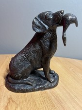 Ancienne sculpture en bronze et laiton d'un chien avec un canard