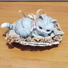 Figurine Chat  Gris Tigré dans panier en osier / Tabby Cat in wicker basket