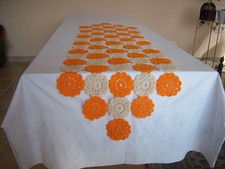 Jeté de table au crochet orange et écru