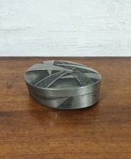 magnifique petite boite en étaindécor art déco en étain rangement ancien signé F